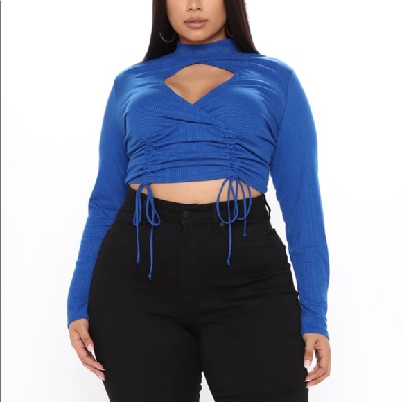 KEY HOLE CROP TOP - Picture 2 of 4